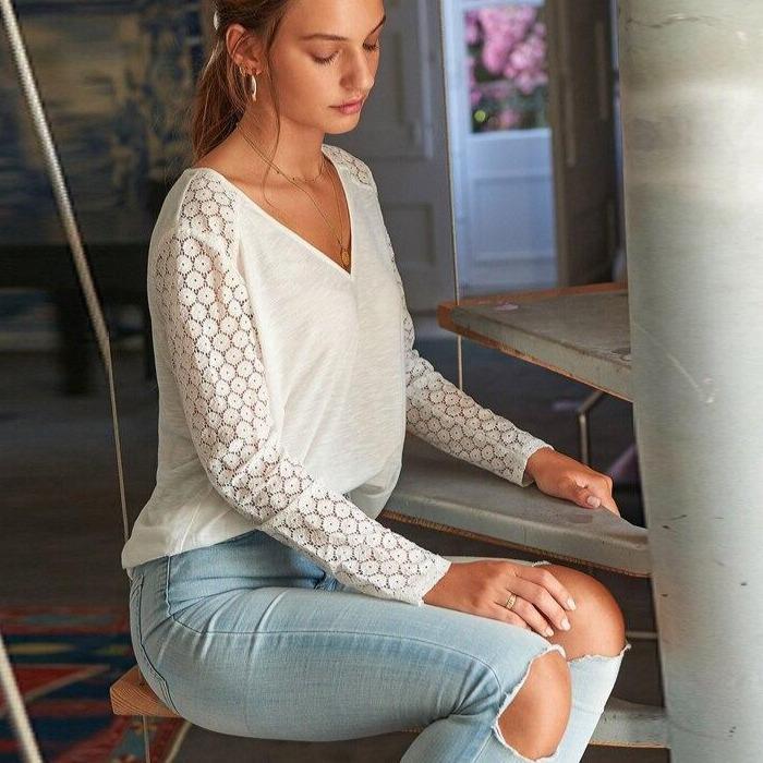 Damska koszulka w serek z koronką-Bombardina.pl