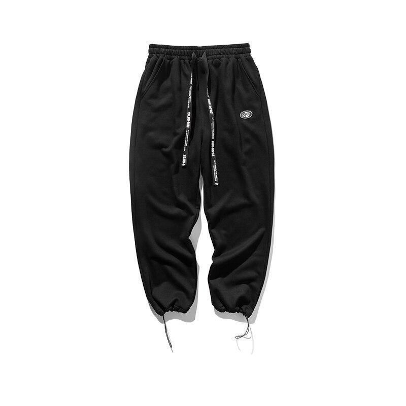 Męskie spodnie dresowe z naszywką-Bombardina.pl