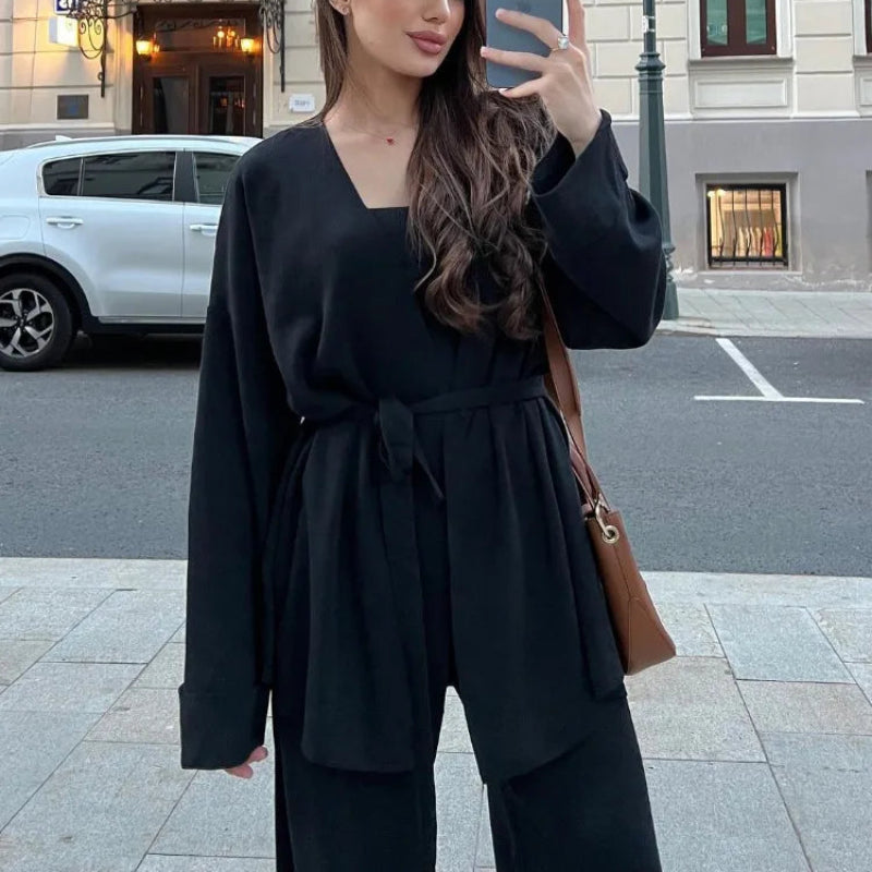 Stylowy komplet dzianinowy 3-częściowy – wiązany kardigan, top i spodnie wide leg