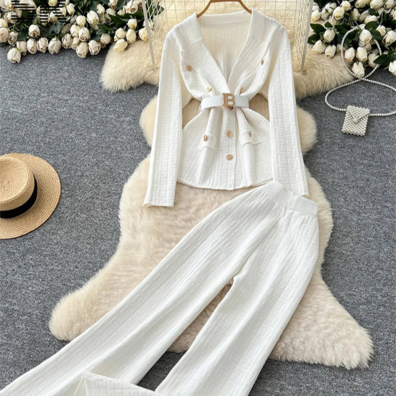 Elegancki komplet dzianinowy – sweter zapinany na guziki i spodnie wide leg
