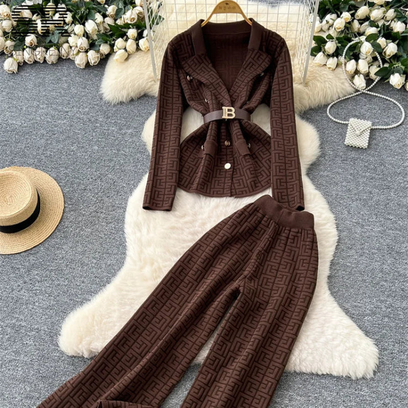Elegancki komplet dzianinowy – sweter zapinany na guziki i spodnie wide leg