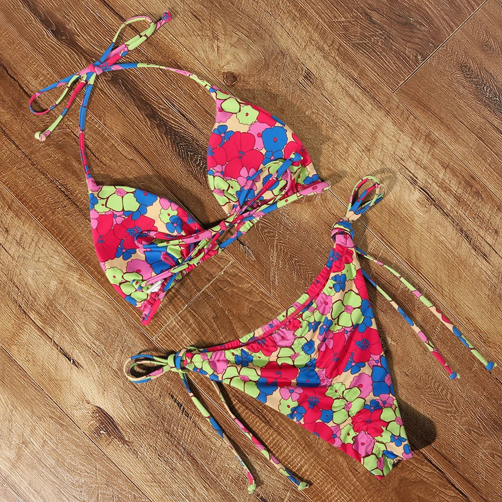 Dwuczęściowy strój kąpielowy mikro bikini w kolorowe kwiaty