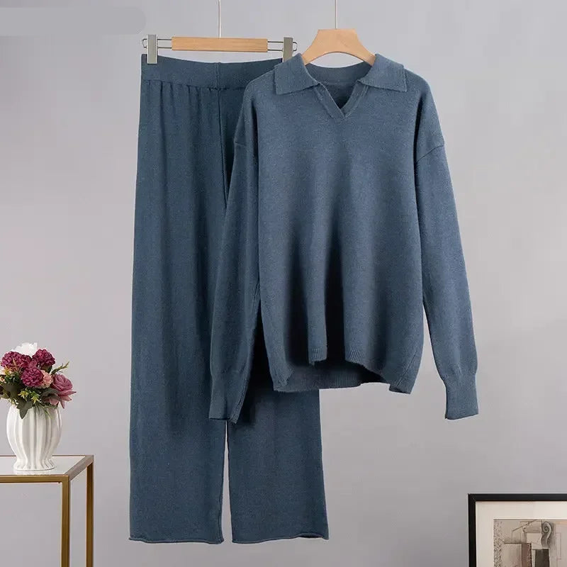 Dzianinowy komplet damski oversize – sweter z dekoltem V oraz kołnierzykiem i szerokie spodnie