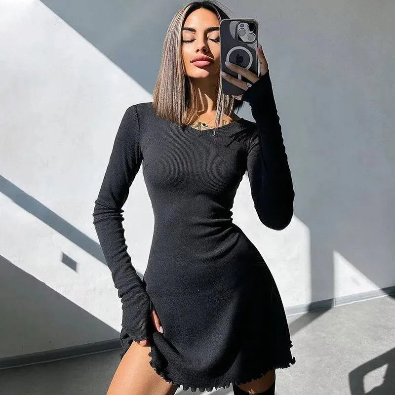 Sukienka slim fit – krótka, elegancka z długim rękawem