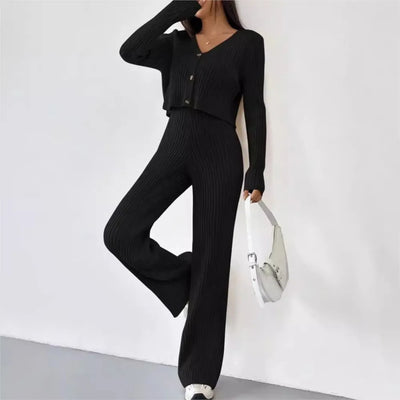 Elegancki komplet dzianinowy – sweter crop top zapinany na guziki i spodnie wide leg
