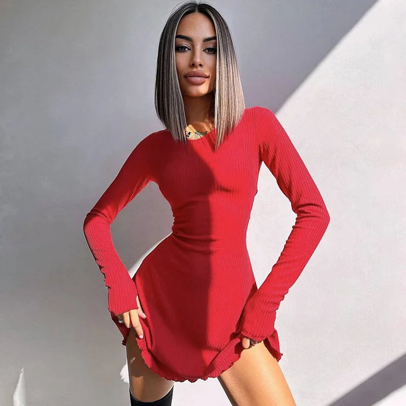 Sukienka slim fit – krótka, elegancka z długim rękawem
