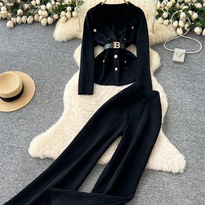 Elegancki komplet dzianinowy – sweter zapinany na guziki i spodnie wide leg
