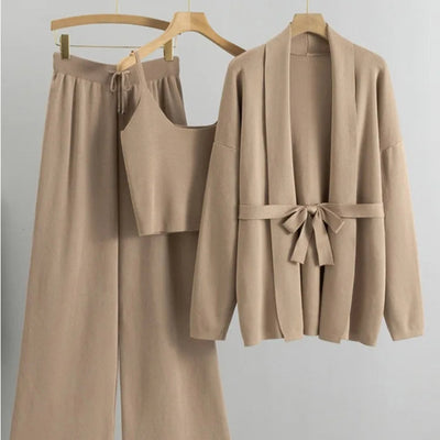 Stylowy komplet dzianinowy 3-częściowy – wiązany kardigan, top i spodnie wide leg