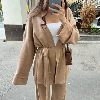 Stylowy komplet dzianinowy 3-częściowy – wiązany kardigan, top i spodnie wide leg