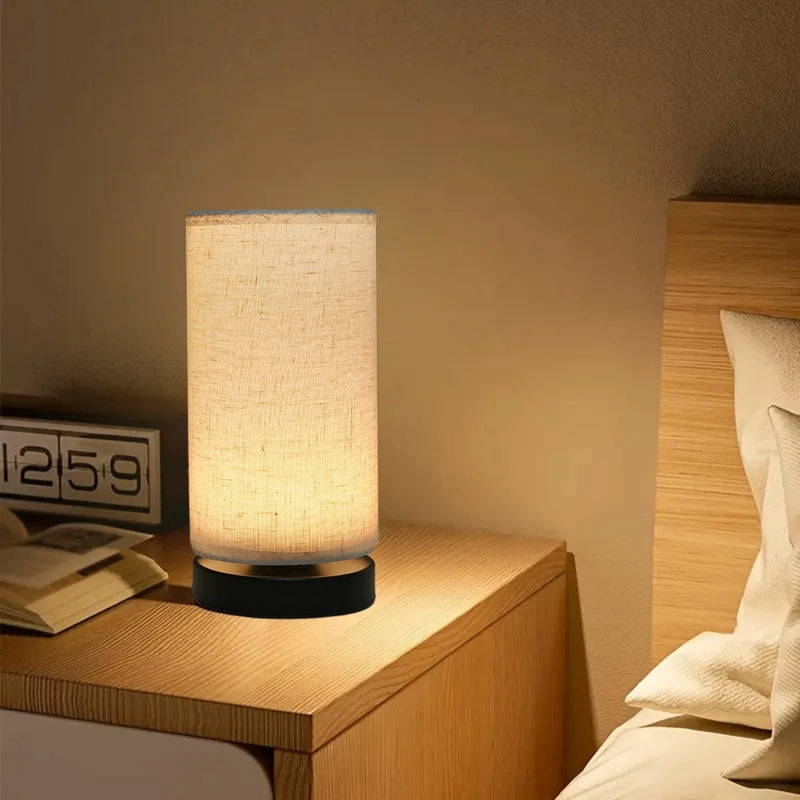 Minimalistyczna lampka stołowa LED z tkaninowym kloszem USB