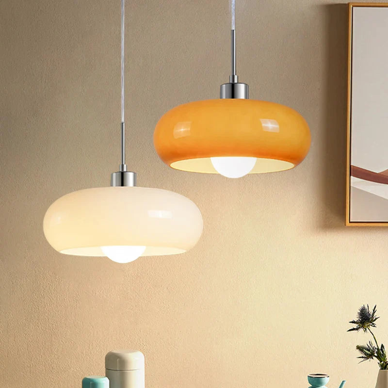 Lampa wisząca z opalizującym kloszem