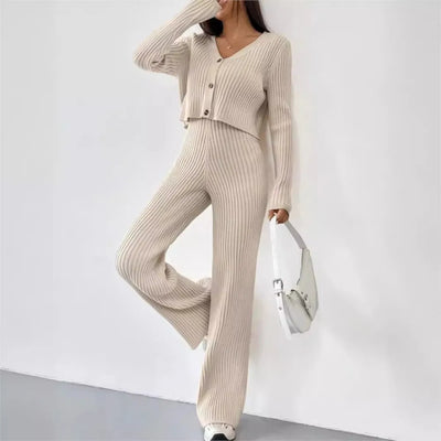 Elegancki komplet dzianinowy – sweter crop top zapinany na guziki i spodnie wide leg
