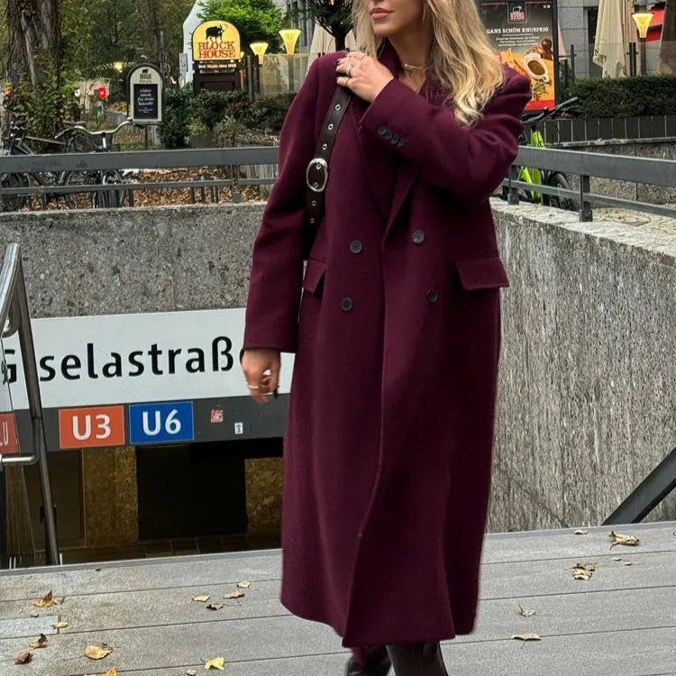 Elegancki jesienno-zimowy płaszcz damski w kolorze burgundowym