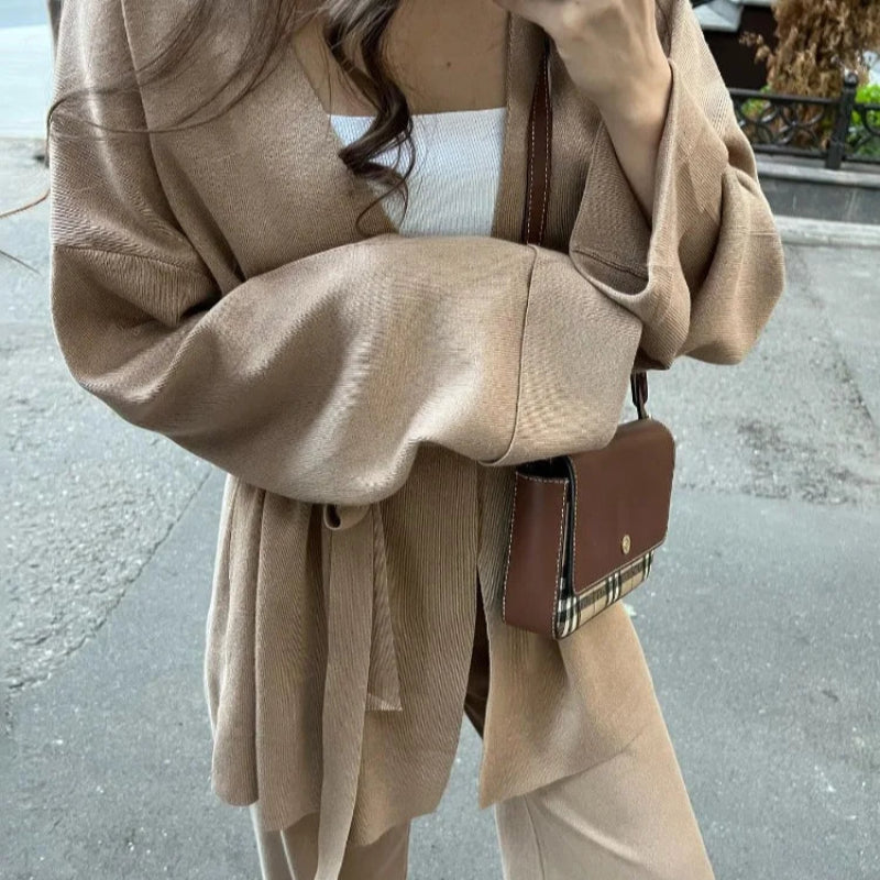 Stylowy komplet dzianinowy 3-częściowy – wiązany kardigan, top i spodnie wide leg