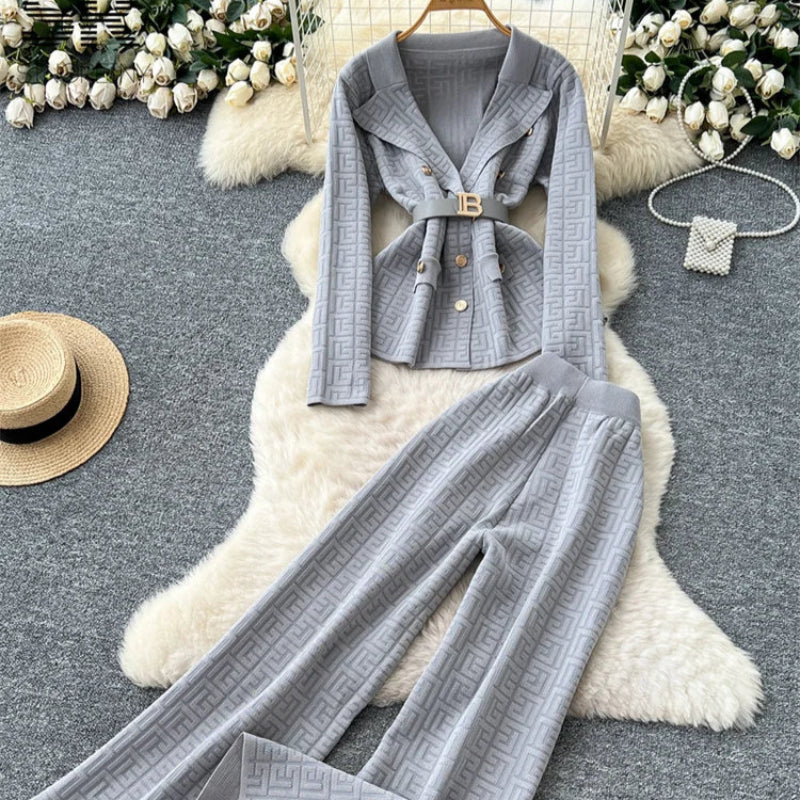 Elegancki komplet dzianinowy – sweter zapinany na guziki i spodnie wide leg