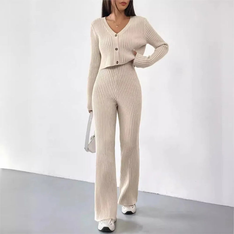 Elegancki komplet dzianinowy – sweter crop top zapinany na guziki i spodnie wide leg