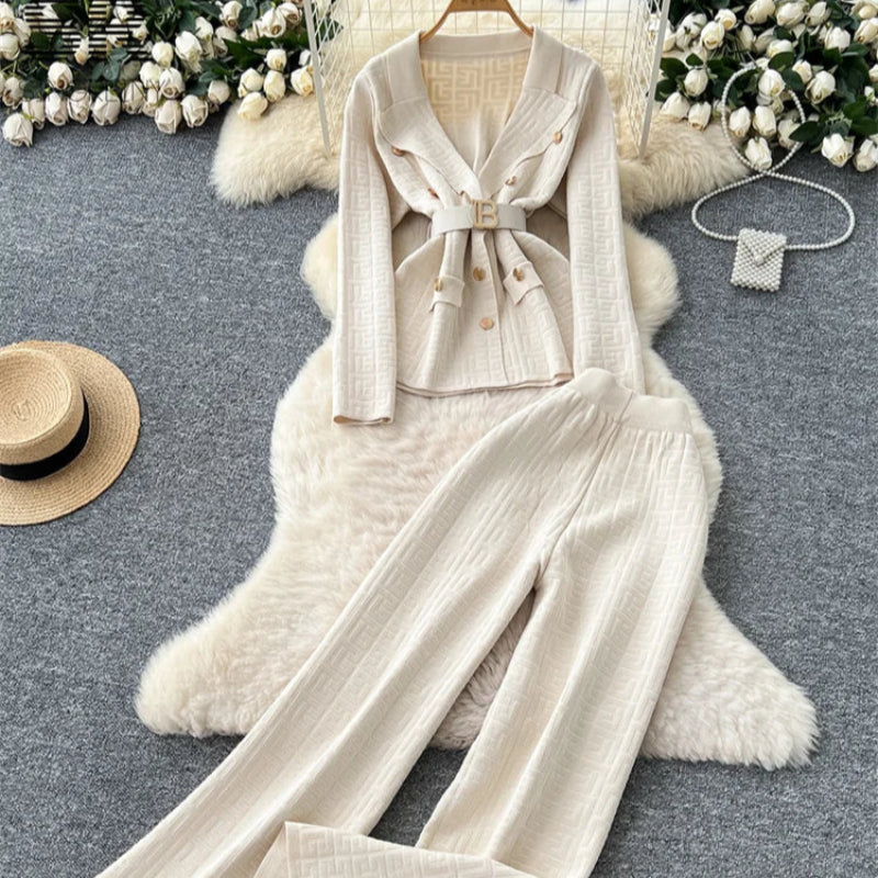 Elegancki komplet dzianinowy – sweter zapinany na guziki i spodnie wide leg