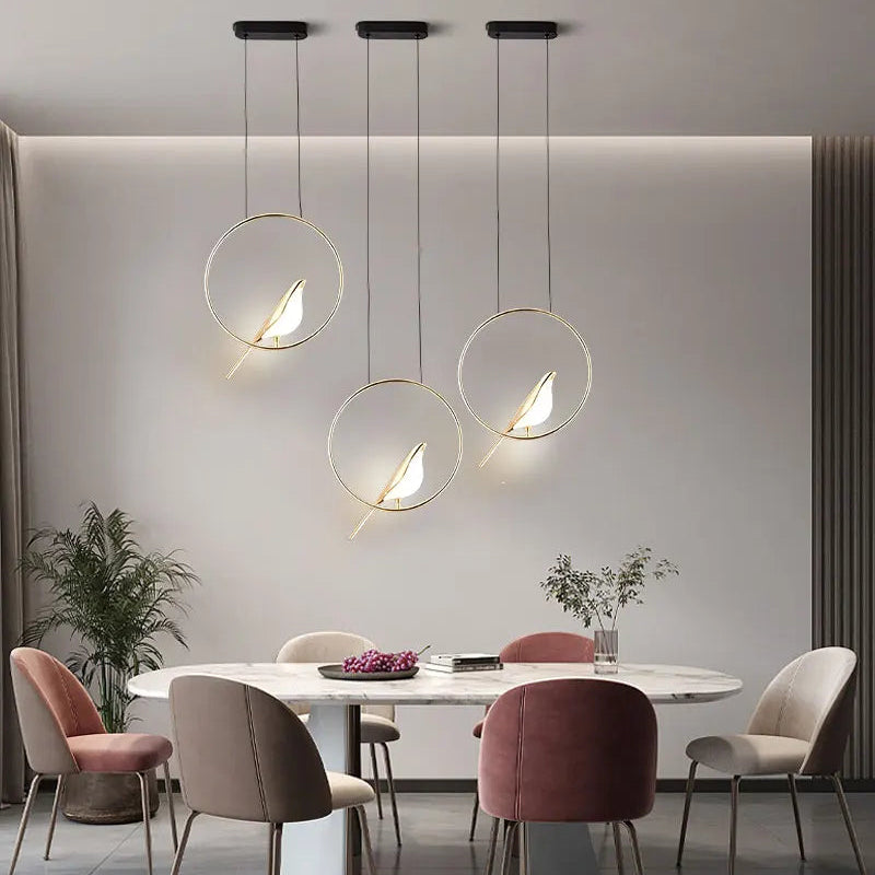 Luksusowa lampa wisząca ze złotym ptakiem