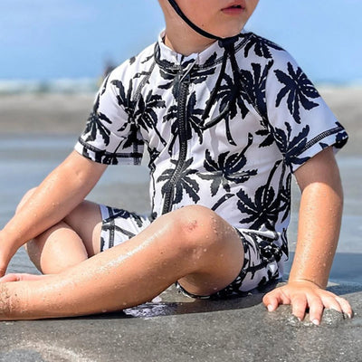 Jednoczęściowy kostium kąpielowy dla chłopca z motywem palemek w zestawie z czepkiem kąpielowym