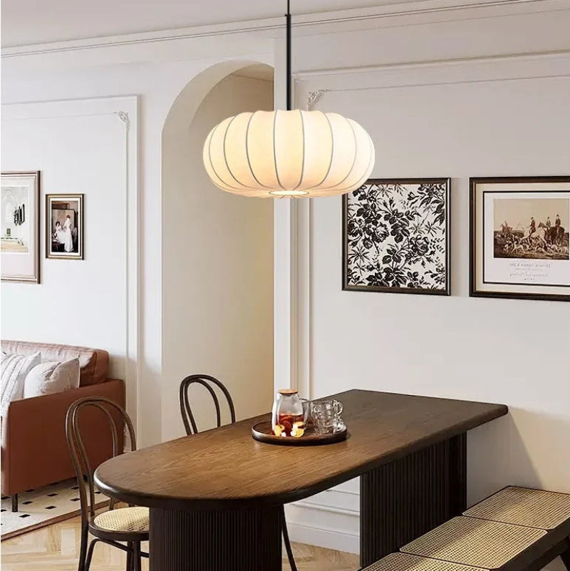 Lampa sufitowa z jedwabnym owalnym kloszem z delikatnym żebrowaniem