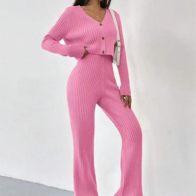 Elegancki komplet dzianinowy – sweter crop top zapinany na guziki i spodnie wide leg