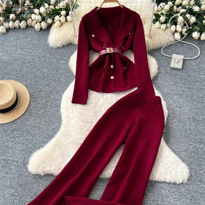 Elegancki komplet dzianinowy – sweter zapinany na guziki i spodnie wide leg