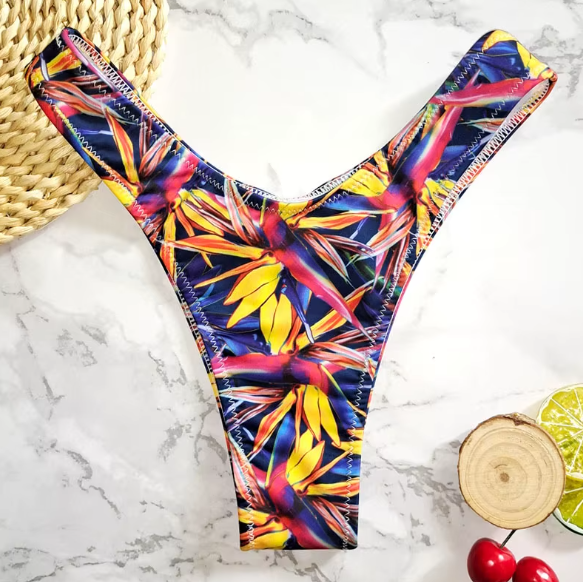 Figi od bikini z tropikalnym wzorem