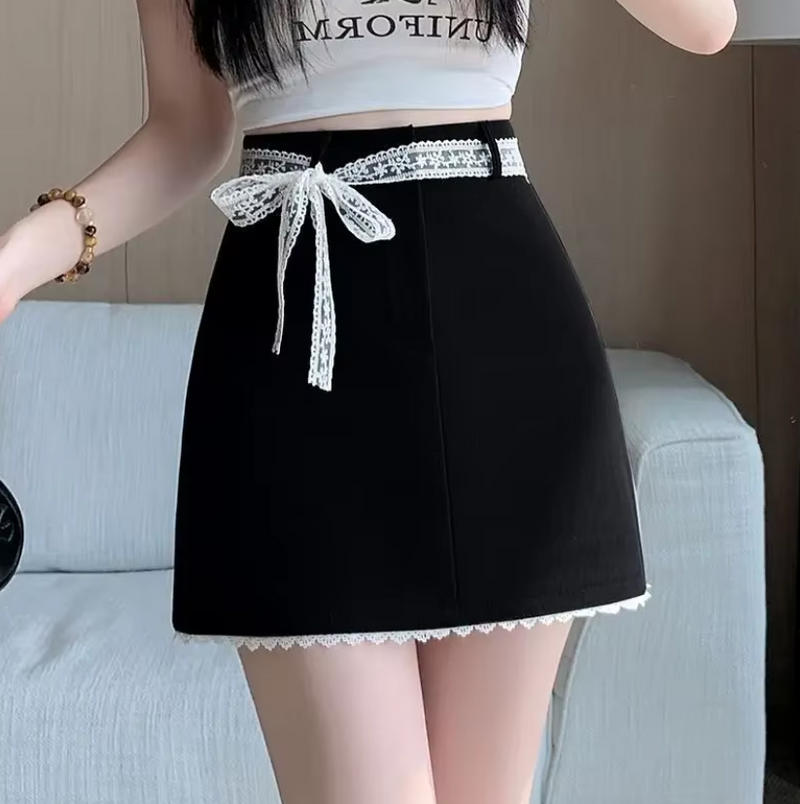 Spódniczka mini z koronkowym paskiem