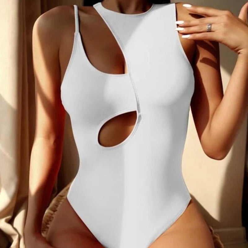 Jednoczęściowy strój kąpielowy monokini o nowoczesnym kroju